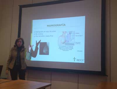 La Dra. Elena Segura en la conferencia sobre como prevenir el cáncer de mama organizada por Ausonia y perfumerías If