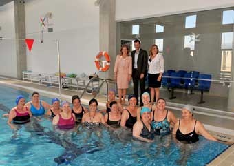 Teresa Martorell, Javier Morente y Manuela Messeguer junto a las mujeres de Mucho x Vivir asistentes a la actividad