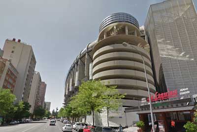 Empleadas del Real Madrid C.F. reciben de la AECC nociones sobre prevención en cáncer de mama