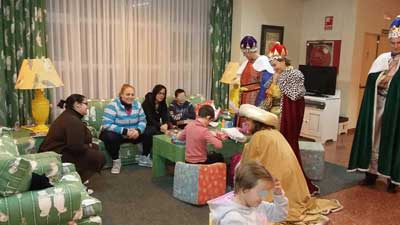 Los ‘Pajes Reales’ visitan la Residencia, la AECC de Tres Cantos participa en la Cabalgata y el 12 de Octubre recibe a los Reyes