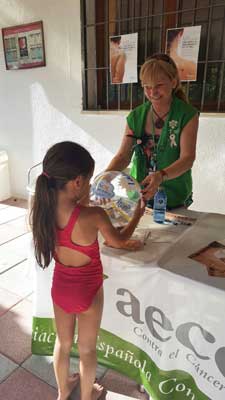 Dos piscinas de Rivas-Vaciamadrid abren la temporada estival con los consejos de prevención solar de la AECC