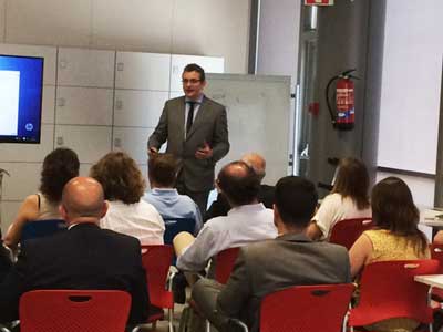 La AECC informa sobre tabaquismo y realiza cooximetrías a empleados del Grupo Santander