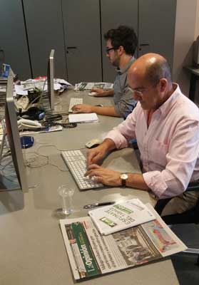 Salvador Oña contestando el chat