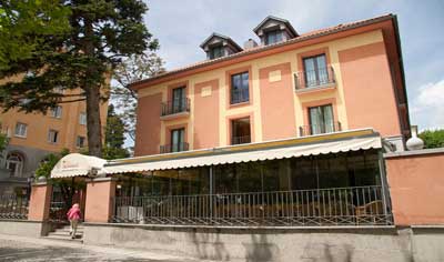 La Asociación de Amas de Casa de San Lorenzo de El Escorial dona a la AECC la recaudación de un bingo benéfico