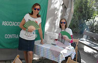Los cojines ‘corazón solidario’ de la AECC, estrellas de la 8ª Feria Solidaria de San Martín de la Vega