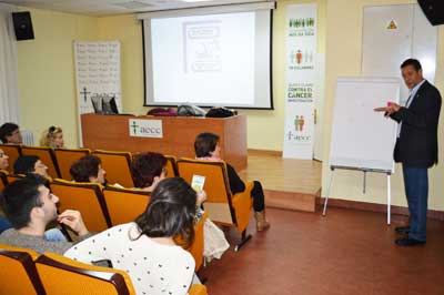 La Sociedad Española de Dietética y Ciencias de la Alimentación muestran cómo comer a voluntarios de la AECC de Madrid