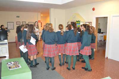 Alumnas de Las Tablas Valverde en una jornada de puertas abiertas de la AECC en la Semana de la Ciencia 