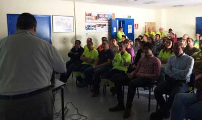 Empleados de la empresa de fabricación de yeso Placo, ubicada en San Martín de la Vega