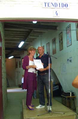 El Presidente del Club, David Arrula, hace entrega a Lydia Orayen, Vicepresidenta de la aecc en Navarra del donativo.