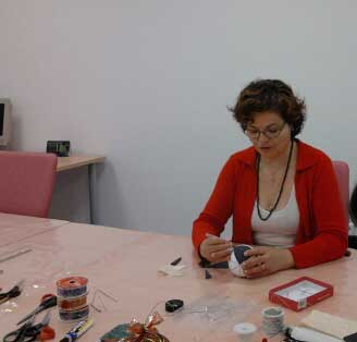 Taller de manualidades en el hospital de Fuenlabrada