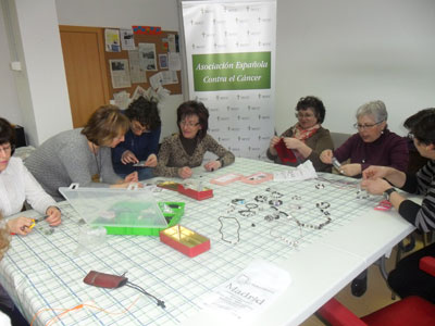 Taller de bisutería con abalorios. aecc Ponferrada - León