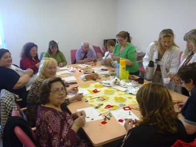 La aecc organiza un taller de manualidades en el Hospital de Fuenlabrada