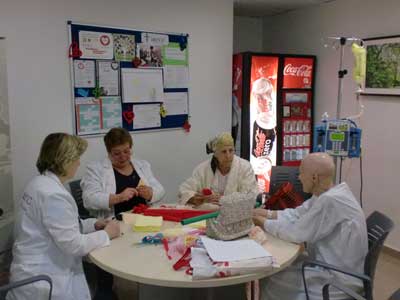 Taller de flores de papel en la Fundación Jiménez Díaz