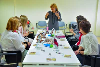 El Hospital de Torrejón y la aecc-Madrid imparten un taller de maquillaje para mujeres con cáncer
