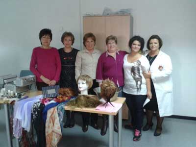 Consejos sobre maquillaje y cuidados en el taller de pelucas en el Hospital de Fuenlabrada