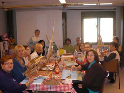 El taller de pintura cuenta con un nutrido grupo de asistentes