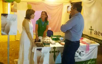 La AECC de Torrelodones participa con un stand en la jornada nocturna de ocio ’#TorreEnBlanco’