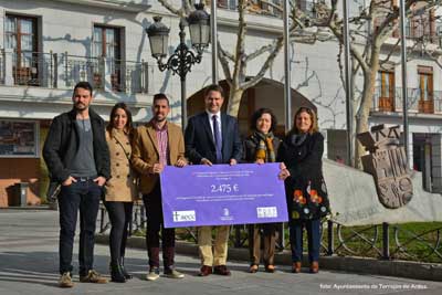 La Comparsa  de Gigantes y Cabezudos de Torrejón de Ardoz dona a la AECC 2.475 euros de una actividad realizada en ‘Halloween’
