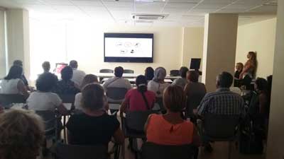 La AECC de Madrid, la Fundación Ayúdate y el Hospital Universitario de Torrejón en un taller de cuidados del cuidador