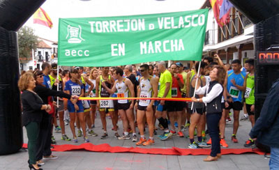 Voluntarias de la AECC cortan la cinta de salida de la I Carrera Popular de Torrejón de Velasco