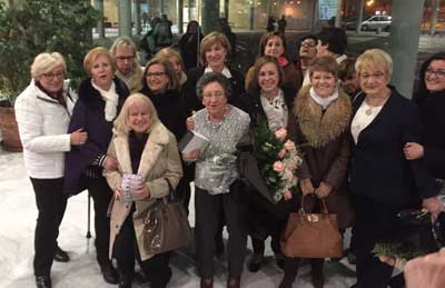 Tres Cantos reconoce la labor de Loly Nogales, presidenta de la AECC local, y Remedios Gómez, monitora de talleres