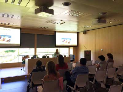 Empleados de Repsol reciben nociones de prevención solar de la AECC en su edificio de Tres Cantos