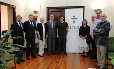Junto al investigador, Pablo Fernández Tussy (en el centro), representantes del CIC BioGune y de la aecc de Bizkaia.