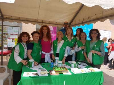 Los voluntarios de la AECC reciben en Velilla de San Antonio al grupo de participantes en el ‘Camino de Cervantes’