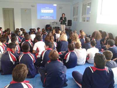 La AECC conciencia sobre la nocividad del tabaco a más de dos centenares de alumnos del colegio ‘Villa de Móstoles’