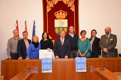 El alcalde de Villanueva de la Cañada presenta el Maratón de Natación contra el Cáncer y hace entrega a la AECC de un donativo d