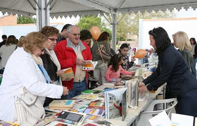 La Semana del Libro de Villanueva de la Cañada reúne 1.348 euros para la AECC local