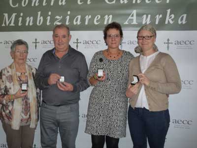 Los voluntarios condecorados (de izda. a dcha.): Serapi Arrastoa, Jesús Romaratezabala, Loli Pastoriza y María Ochoteco