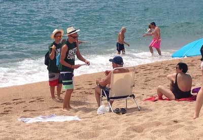 Voluntaris repartint díptics a Platja d'Aro