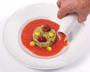 Sopa de tomate con quínoa y frutas