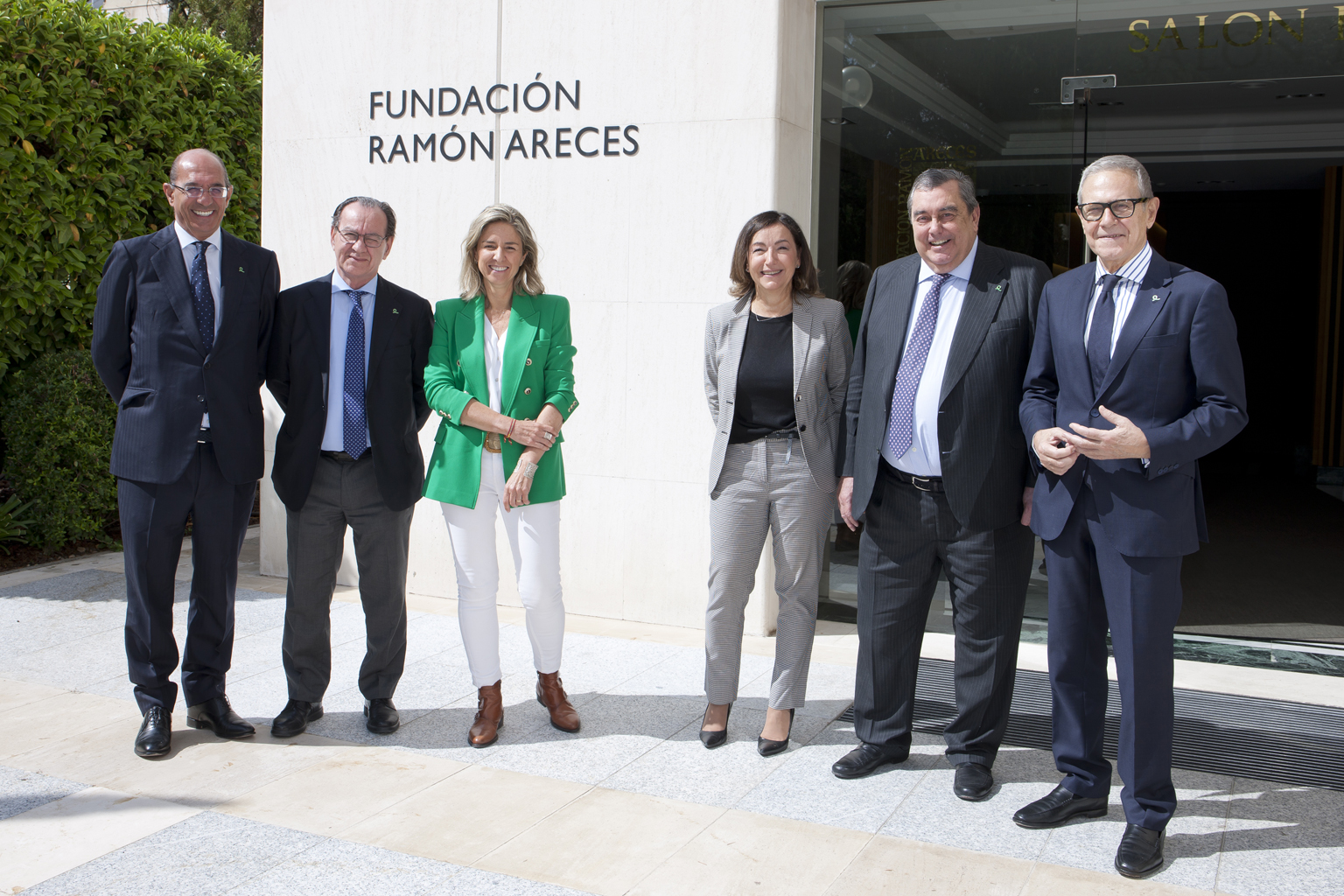 Representantes de la Asociación Española Contra el Cáncer y de la Fundación Ramón Areces, durante el acto de la firma