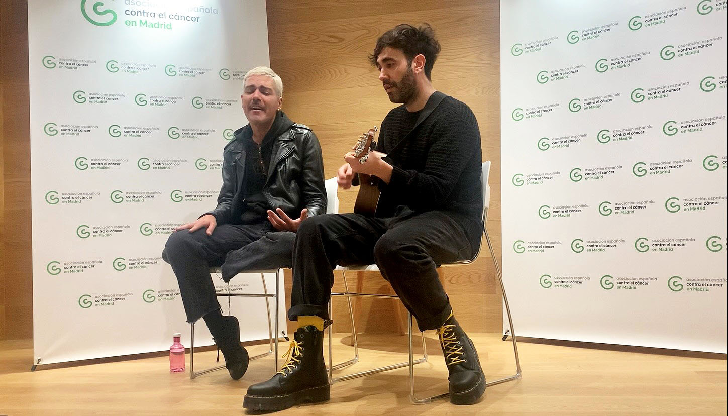 El talaverano Alberto Jiménez y su compañero Sergio Sastre, a la guitarra, en la presentación de 'Para toda la vida'.