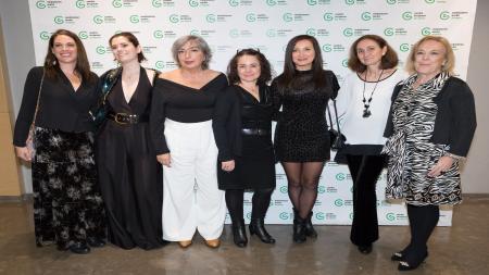 Voluntarias de la asociación, junto con la coordinadora de voluntariado, asisten a la cena