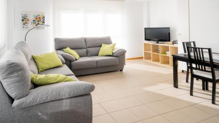 El piso cuenta con 3 habitaciones y 2 baños