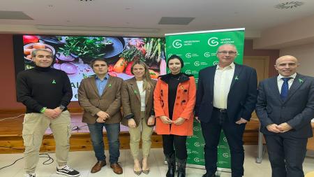 La nutricionista Salma Tsouli, junto a la presidenta Miren Bilbao, los deportistas Axier Urresti y Raúl Pérez y Txema Elvira, presidente de la Caudrilla de Rioja Alavesa y Carlos Ruíz de Vergara, director gerente de la OSI Rioja Alavesa
