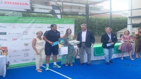 Irene Cavero y Willy Castañón reciben sus premios como vencedores del cuadro mixto.