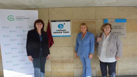 Lalcaldessa de Girona, Marta Madrenas; la regidora de Salut de l’Ajuntament de Girona, Eva Palau, i la secretària del Consell Provincial de l’Associació Contra el Càncer a Girona, Julieta de Masdevall a l’exterior del Centre Cívic Pla de Palau i la Biblioteca Ernest Lluch 