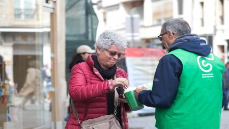 Un voluntario en las calles de Vitoria durante la Cuestación