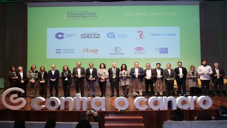 Miembros del Consejo Provincial de la Asociación, junto a los representantes instituciones y de medios de comunicación reconocidos