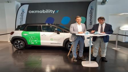 De izquierda a derecha: Othman Ktiri, CEO de OK Mobility, y el Dr. José Reyes, presidente de la Asociación en Illes Balears, durante la firma del acuerdo de colaboración.