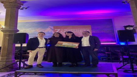 Marta Ruiz y Anaís Sánchez, representando a la Asociación Española Contra el Cáncer en Valencia