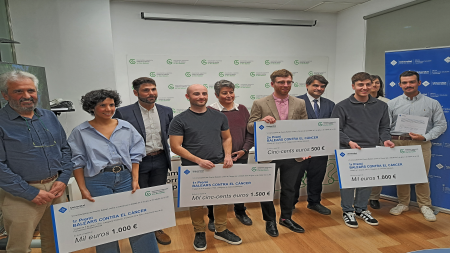 Los galardonados con sus respectivos cheques, acompañados por los miembros del jurado.