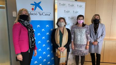 Firma del acuerdo entre AECC Girona y Fundació La Caixa. 