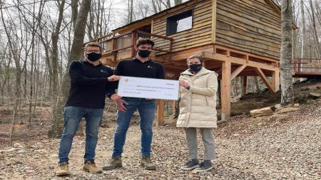 Cabanyes entre Valls entrega el cheque a AECC Girona