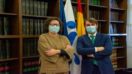 Noema Paniagua, directora general de la Asociación Española Contra el Cáncer y Cristóbal Belda, director del ISCiii