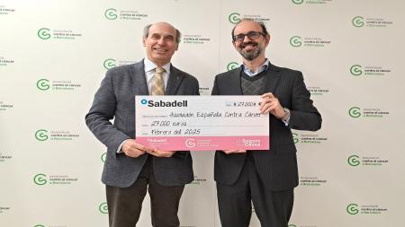 Entrega de cheque de 27.000 € por parte de Bernardino Gómez Aritmendi, director general de Sabadell Seguros a Dr. Laureano Molins, presidente de la Associació Contra el Càncer a Barcelona